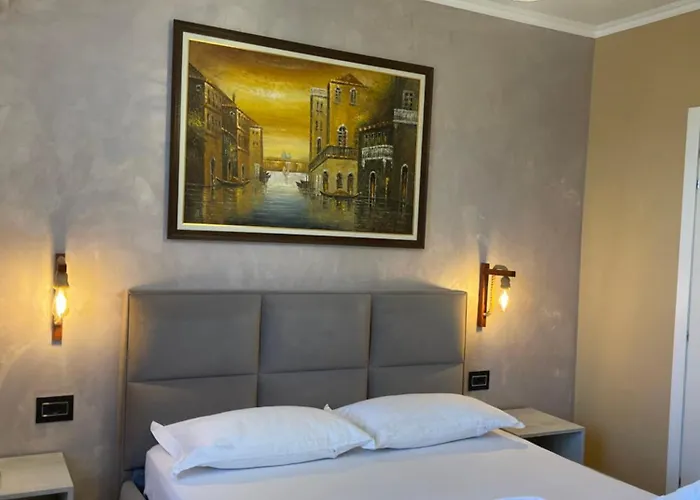 Modern Skyline Studios- Elegant In New Bazaar *